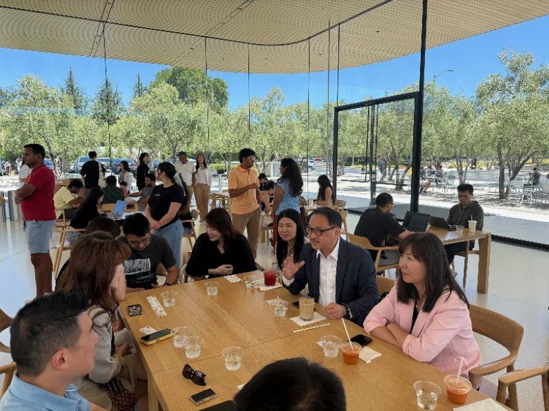 僑委會副委員阮昭雄在Apple Cafe和臺裔員工熱情交流