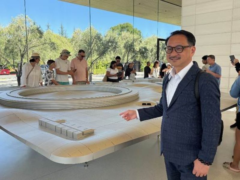 僑委會副委員阮昭雄在Apple Cafe和臺裔員工熱情交流
