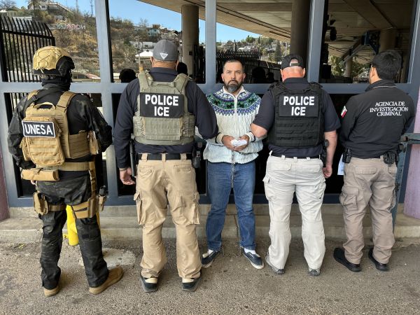 ICE全面逮捕非法移民 違規雇主也將被追責