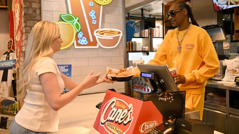 Snoop Dogg 現身Raising Cane’s 慶祝“全國炸雞柳日”