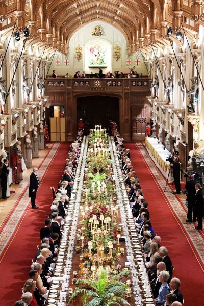 英招待川普国宴 42公尺长桌布置花3天1452件餐具手工磨亮