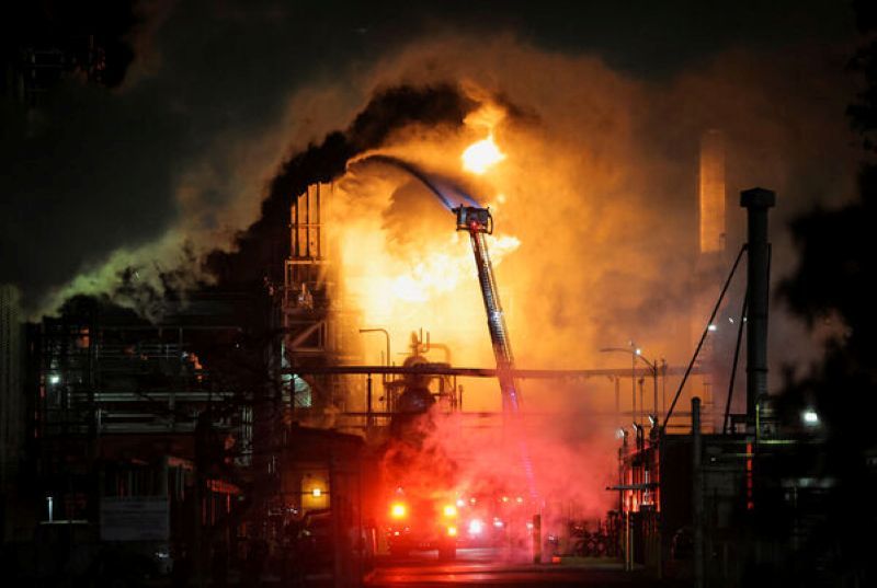 加州第2大炼油厂爆炸起火「烈焰窜天」雪佛龙公司陷入火海