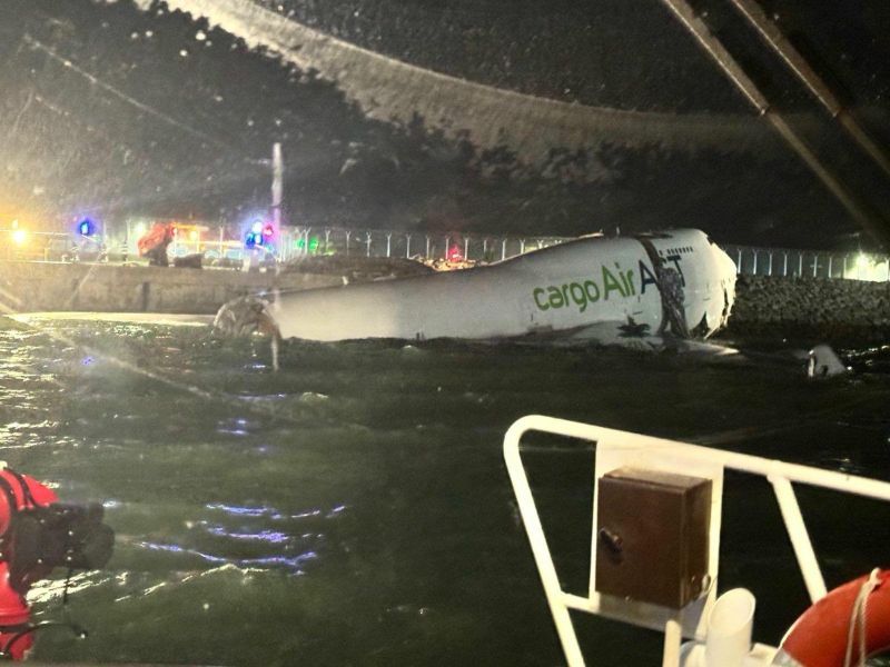 阿联酋货机降落香港机场冲出跑道坠海 撞地勤车酿2死