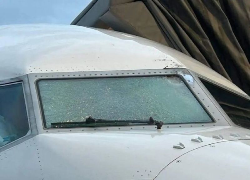 聯航駕駛艙擋風玻璃被撞爆 機師濺血急轉降　