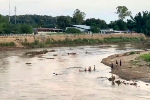 緬甸KK園區出現「末日般」景象 軍方無人機狂轟千名詐騙犯跳河逃命