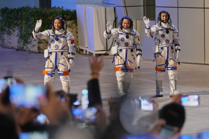 神舟20太空船遭太空碎片击中 延后返回地球