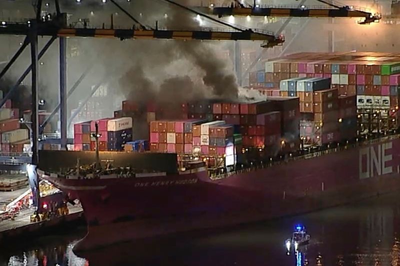 洛杉矶港货轮大火爆炸 市长下令「就地避难」