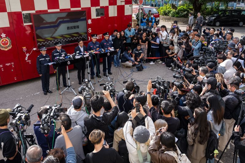 香港宏福苑大火增至128死 約有200人下落不明
