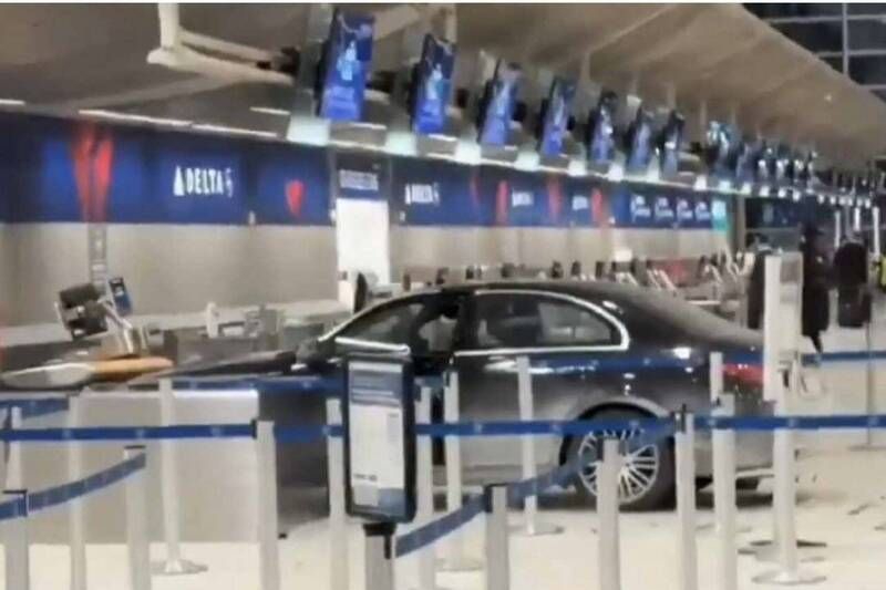 底特律机场惊魂 汽车直接冲进航厦吓坏群众 