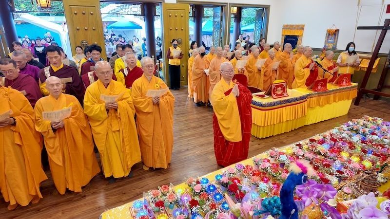 马年新春点亮希望：世界佛教总部引领信众点心灯