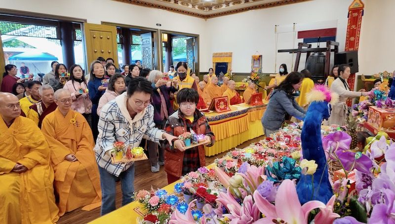 马年新春点亮希望：世界佛教总部引领信众点心灯