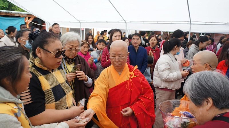 马年新春点亮希望：世界佛教总部引领信众点心灯