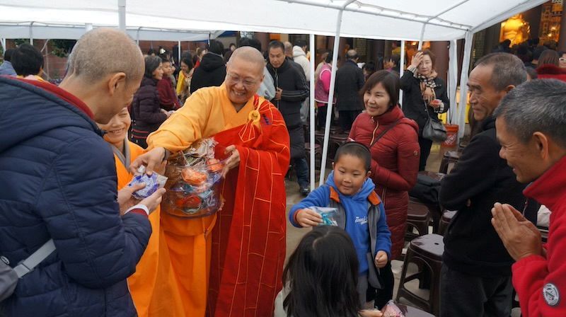 马年新春点亮希望：世界佛教总部引领信众点心灯