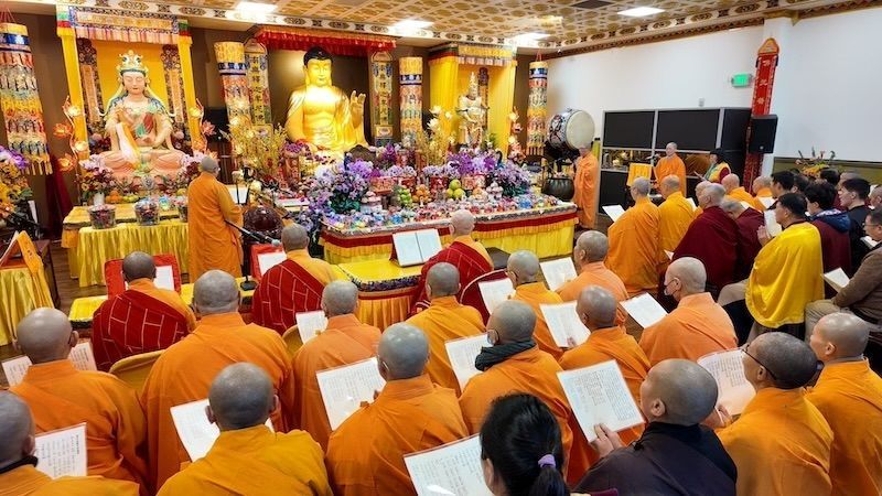 马年新春点亮希望：世界佛教总部引领信众点心灯