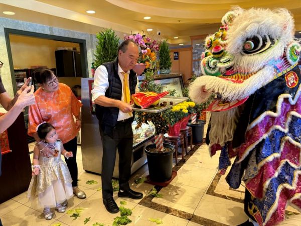 兰香苑海鲜大酒家舞狮献瑞 喜迎马年财运亨通