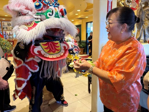 兰香苑海鲜大酒家舞狮献瑞 喜迎马年财运亨通