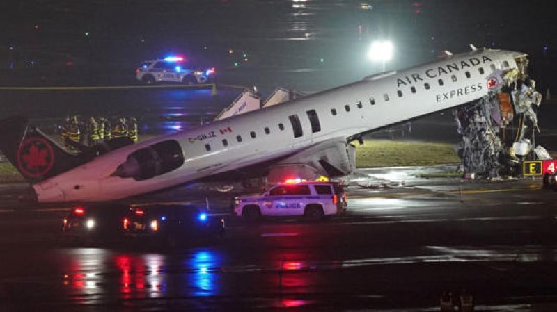 紐約拉瓜迪亞機場一客機滑行撞上消防車 正副機師身亡