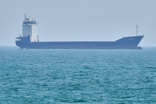 油轮驶出荷莫兹海峡 川普与范斯看好伊朗协议前景