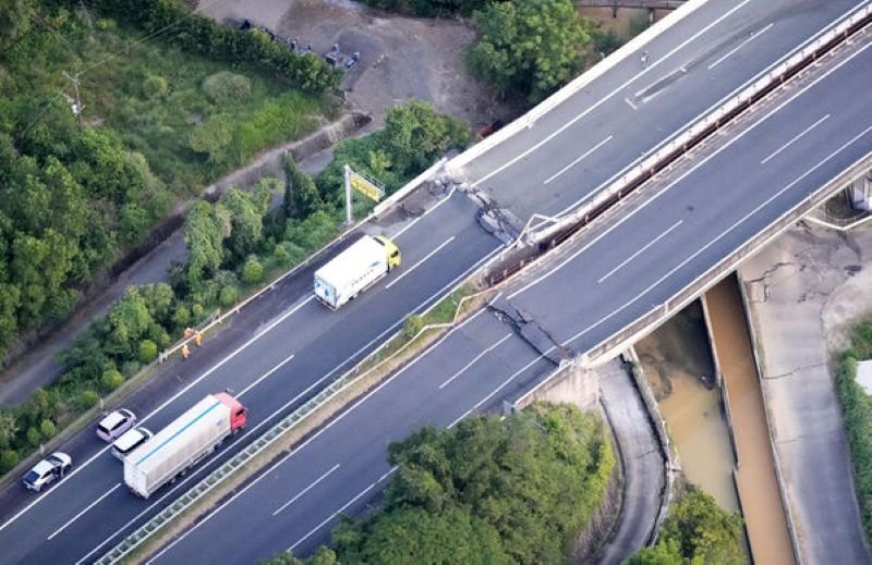 日本熊本7.1強震重創交通與商場 高速公路橋梁錯位AEON爆炸坍塌