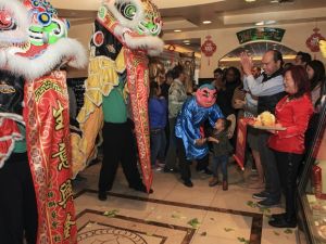 蘭香苑酒家、點心家舞獅慶豬年