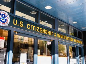 美移民局调涨申请费 入籍涨500美金