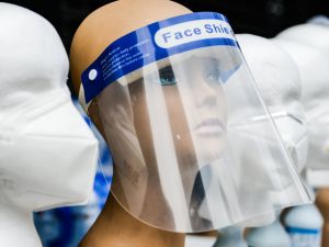日本研究发现：戴透明面罩 无法防新冠