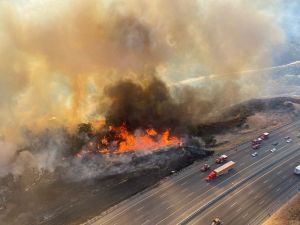 加州野火进逼5号高速公路 浓烟笼罩紧急封道