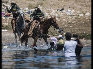騎警「揮鞭抽臉」對待海地移民 白宮稱無法接受