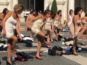 義大利航空50名失業空姐 脫衣抗議
