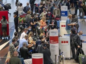 国际接连祭出入境禁令 南非机场涌现人潮抢搭机