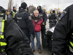 美加贸易要道大桥恢复通行 警方清场逮30抗议者