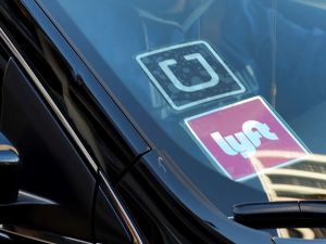 油价暴涨波及网约车行业 Uber和Lyft恐涨价