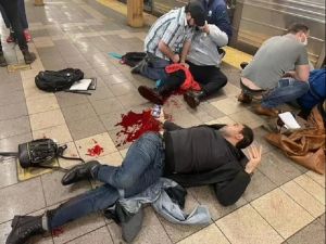 纽约地铁站传枪击 现场血迹斑斑伤者倒月台