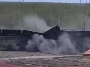 天津兩列貨運火車相撞 9節車廂墜落橋下