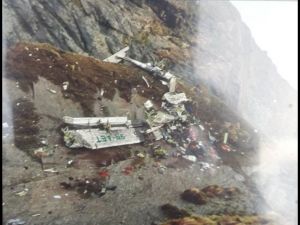 尼泊尔客机载22人坠毁 飞机解体断成数截 