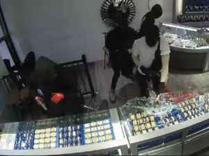 紐澤西珠寶店遭洗劫 全程不到1分鐘得手逾百萬美元