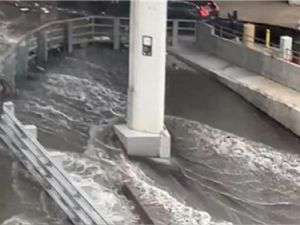 极端气候影响 美西多州爆致灾洪水