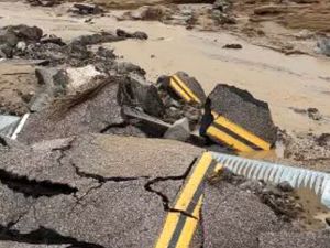 山洪阻路 通往死亡谷国家公园道路关闭
