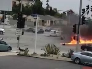 洛杉磯一女駕駛闖紅燈撞入車流 釀5屍6命