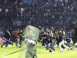 印尼足球場暴動死亡增至174人 總統下令全面安檢