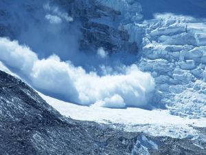 喜马拉雅山雪崩 41人登山队遭活埋已10死多人失踪