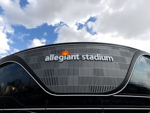 突襲者隊將在 Allegiant 體育場贈送感恩節餐盒