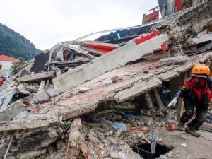 印尼强震酿268死逾千人伤 受害者多为学童