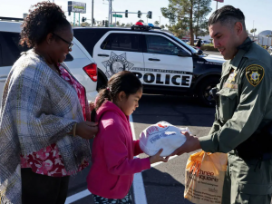 維加斯警方發送 2,500 隻感恩節火雞