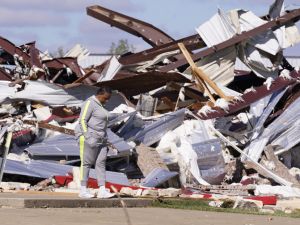 美南多州至少20个龙卷风肆虐 当局吁民众避难