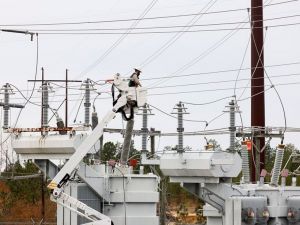 北卡州变电所遭破坏 4万户无电可用 FBI展开调查