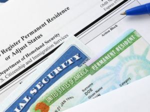 美移民局：申请入籍者 绿卡自动延长24个月