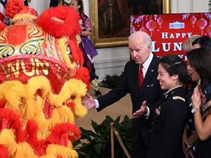 拜登贺农历新年 舞狮进白宫400亚裔齐贺