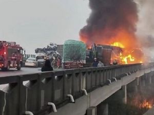 湖南高速公路连环车祸追撞起火 已16死66伤