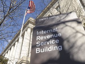 白宮令IRS修改演算法 加強對白人亞裔查稅
